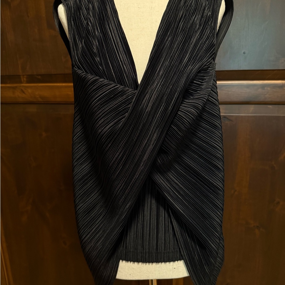 Elegant Black Pleated Sleeveless Top